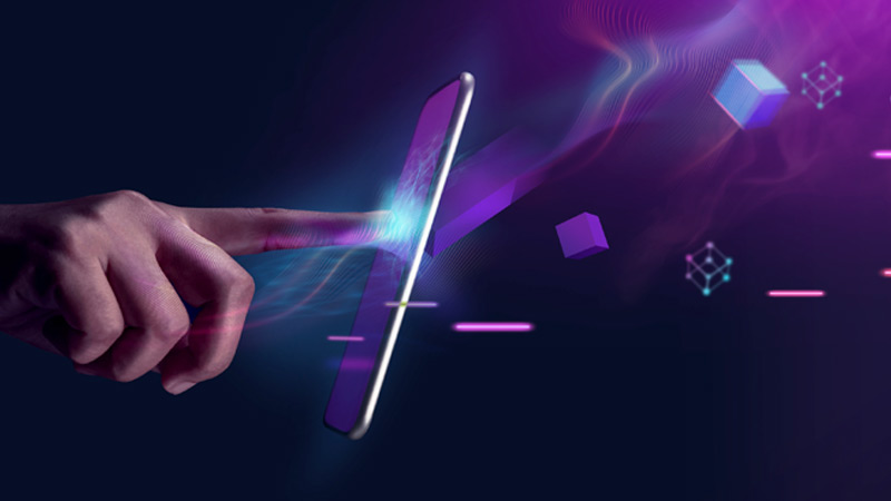 dedo a carregar no telemóvel